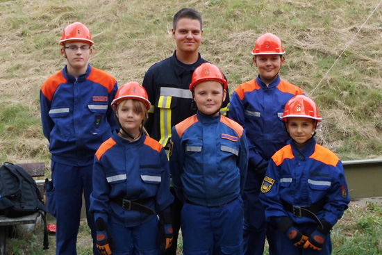 5 der Jugendfeuerwehr und 1 Erwachsener posieren nebeneinander