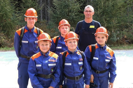 4 der Jugendfeuerwehr und 2 Erwachsener posieren nebeneinander