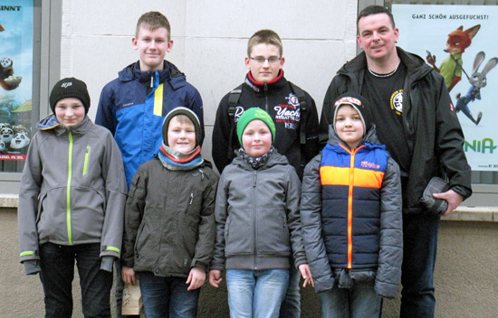 6 Kinder und 1 Erwachsener posieren