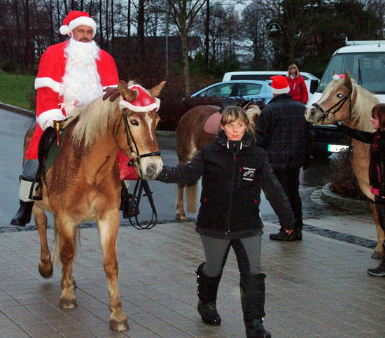 Weihnachtsmann reitet auf Pferd