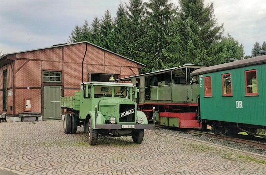 Alter grüner Transporter steht neben der Rollbockbahn