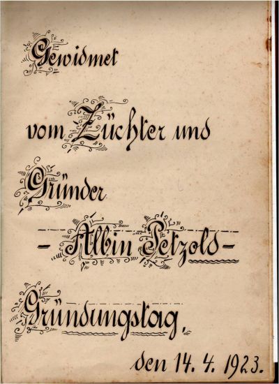 Altes Blattpapier mit der Aufschrift "Gewidmet vom Züchter und Gründer Albin Petzols Gründungstag den 14.4.1923"