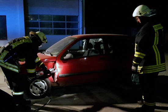 Auto wird von Feuerwehrkräften aufgebrochen