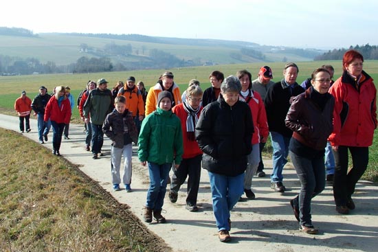 Menschenmassen auf dem Wanderweg bei der Winterwanderung