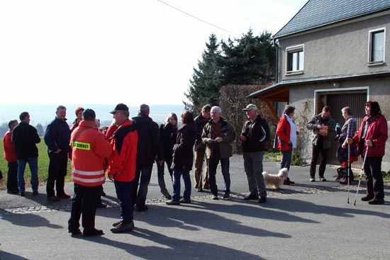 Menschen stehen auf der Straße und unterhalten sich