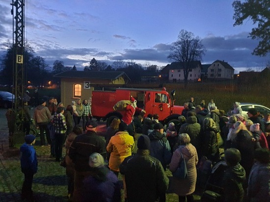 Menschenmenge auf dem Adventsmarkt
