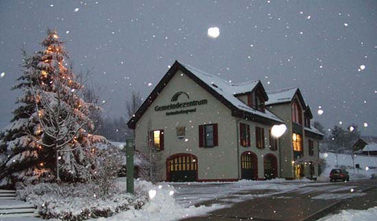Gemeindezentrum im Dämmerlicht mit Schnee