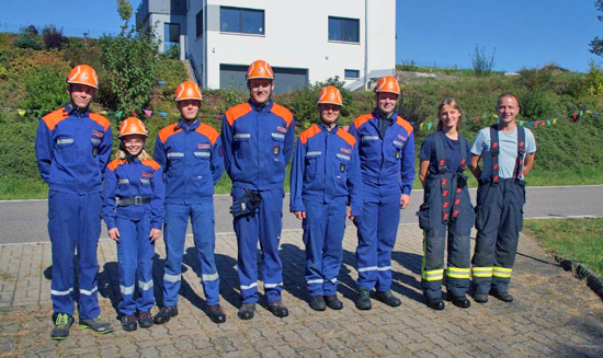 Aufstellung der Jugendfeuerwehr in Blauen Anzügen mit Orangenen Helmen