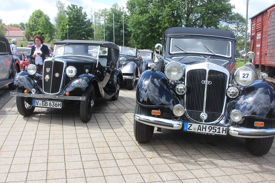2 schwarze Oldtimer nebeneinander