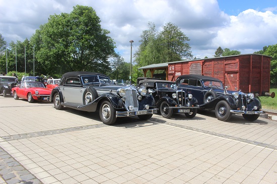 6 Oldtimer aneinandergereiht