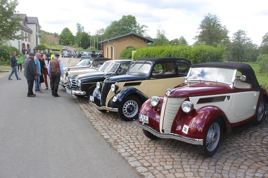 scwarzer, schwarz-beiger und roter Oldtimer