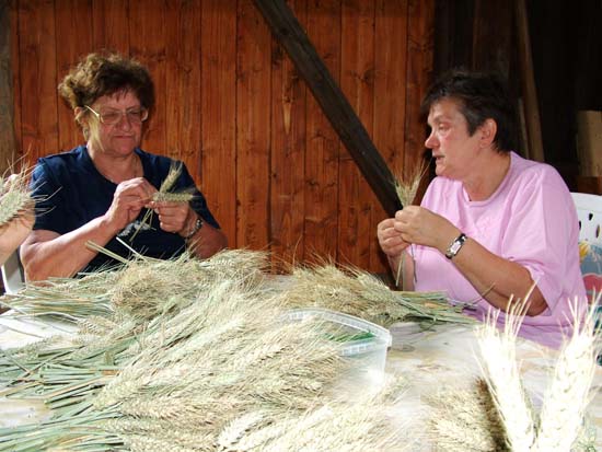 2 Frauen flechten das Korn