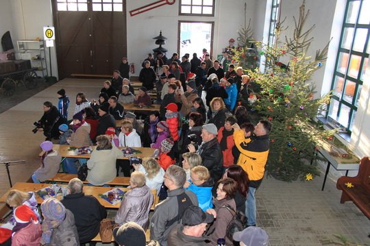 Personen Sitzen am Tisch mit Weihnachtsbaum auf einem Adventsmarkt