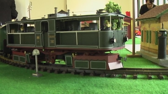Nahaufnahme Modellbahn in grün