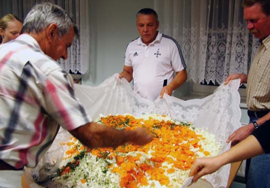 Das Weißkraut wird auf einer Tischdecke mit Gewürzen verfeinert
