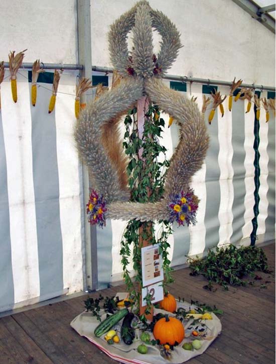 Erntekrone mit Blattgrün geschmückt