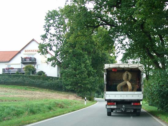 Erntekrone zum Transport im Transporter, der auf einer Straße fährt
