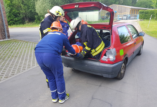 Jugendfeuerwehr retten puppe aus Auto