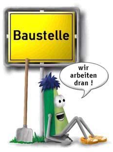 Gezeichnetes Männchen Sitzt neben einem Schild auf dem baustelle steht
