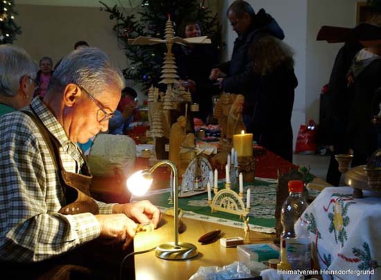Mann arbeitet unter kleinem Licht in Ledergarnitur