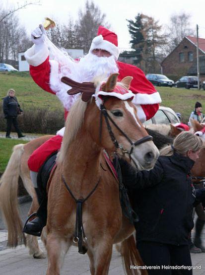 Weihnachtsmann auf Pferd
