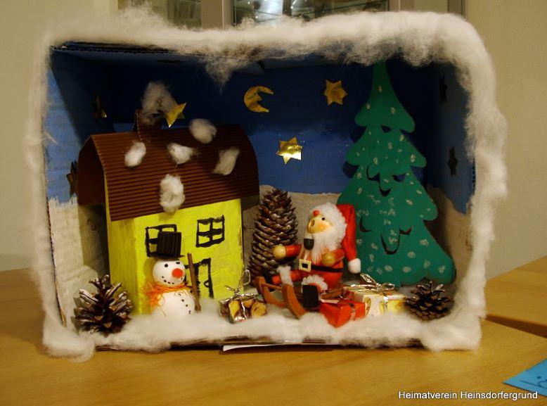 Gebastelte Weihnachtsdekoration in einem Karton