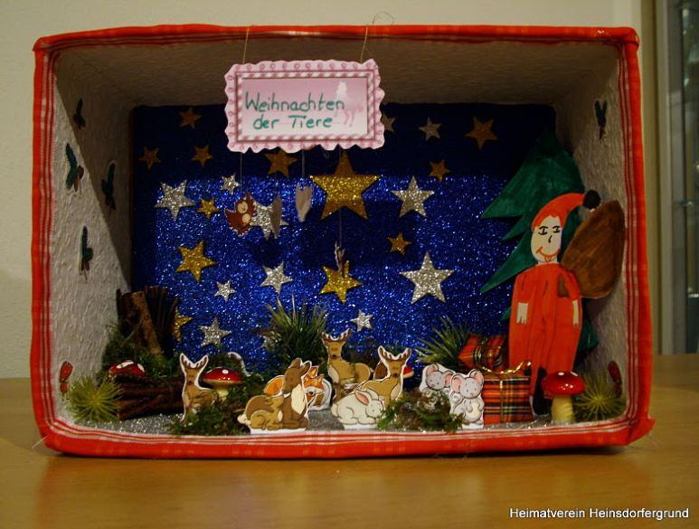 Gebastelte Weihnachtsdekoration in einem Karton