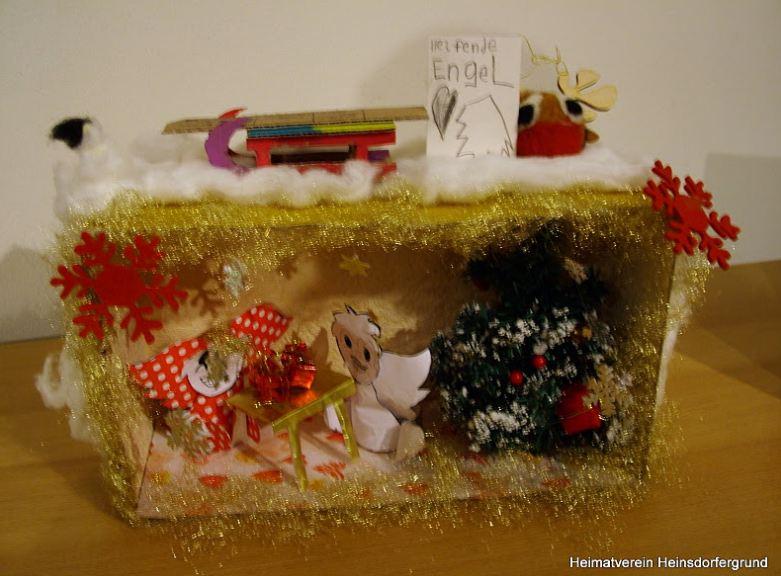Gebastelte Weihnachtsdekoration in einem Karton