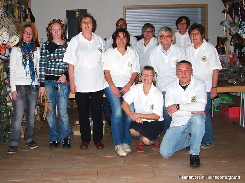 Mehrere Personen posieren für ein Foto