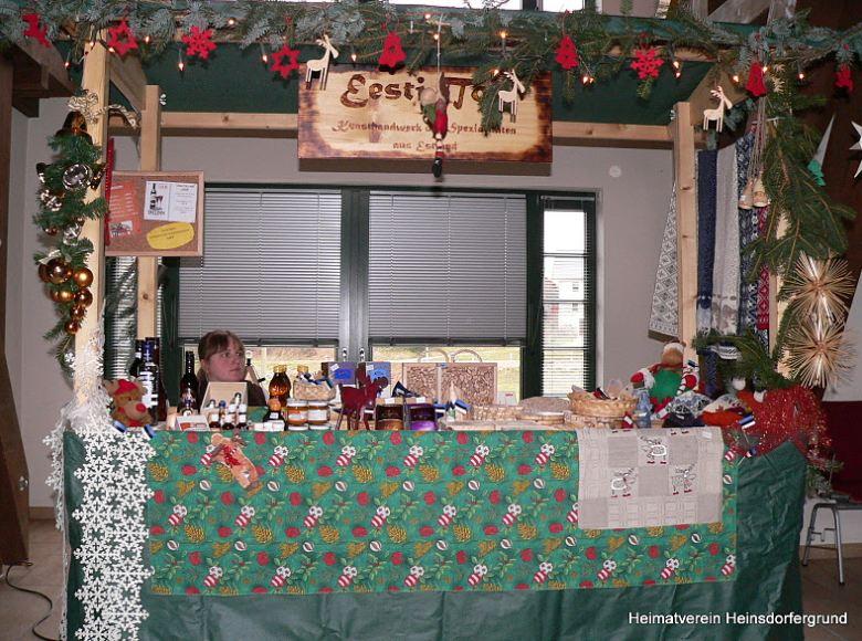 Auftseller mit Holz-Weihnachtsdekoration