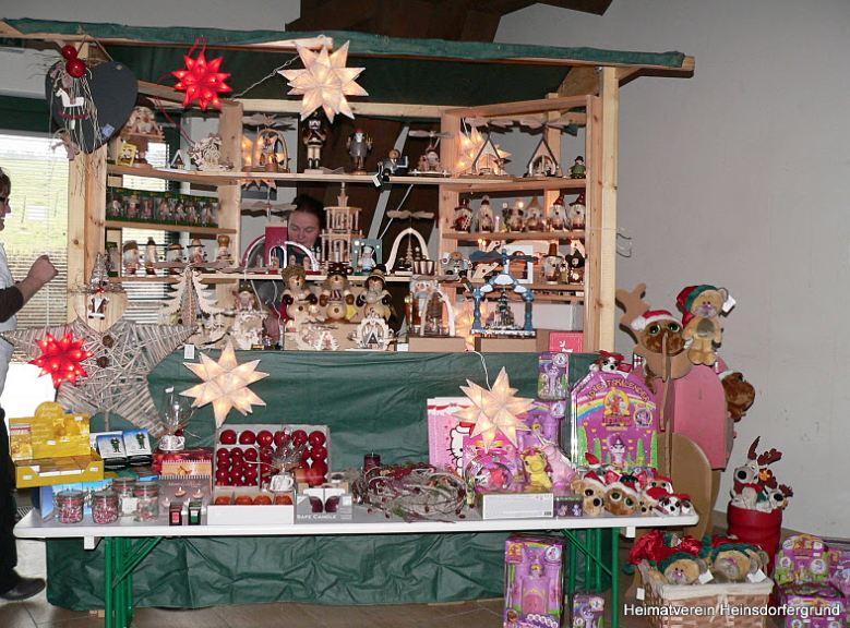 Auftseller mit Holz-Weihnachtsdekoration