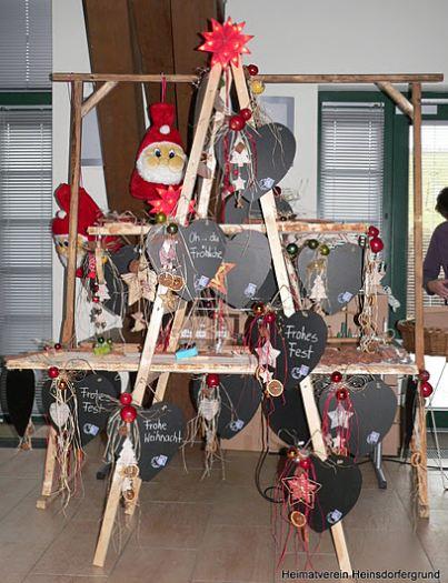 Auftseller mit Holz-Weihnachtsdekoration