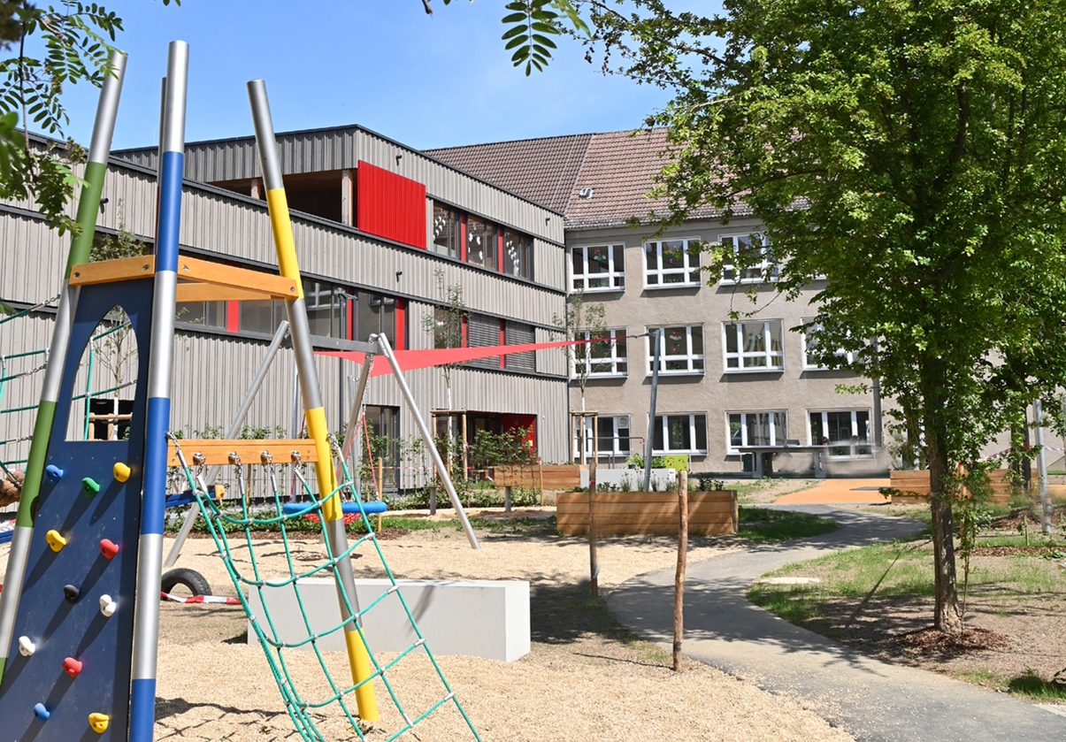 Grundschule mit Spielplatz - öffnet externe Seite in neuem Tab