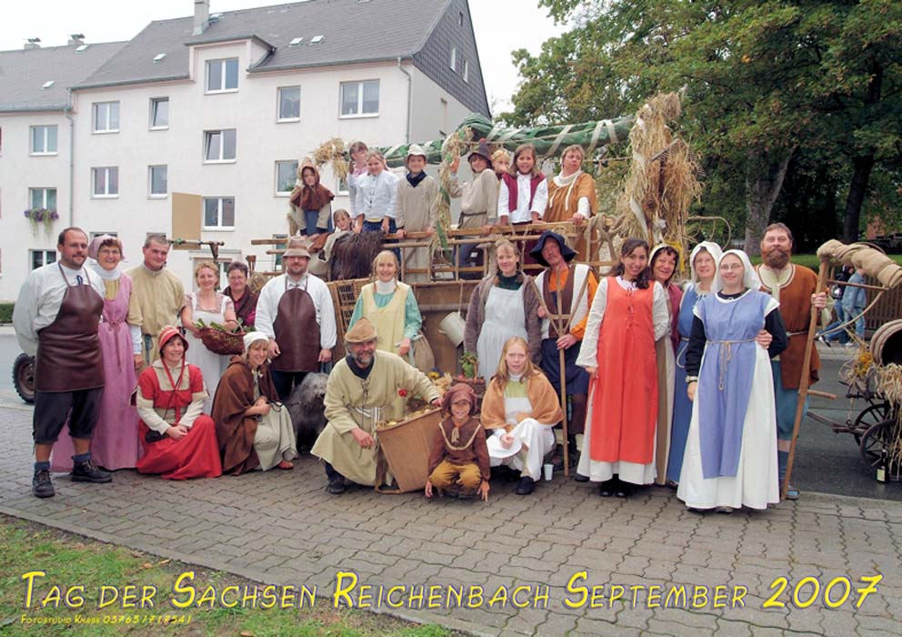 Gruppenfoto in Bäuerlicher Kleidung mit dem Spruch "Tag der Sachsen Reichenbach September 2007"