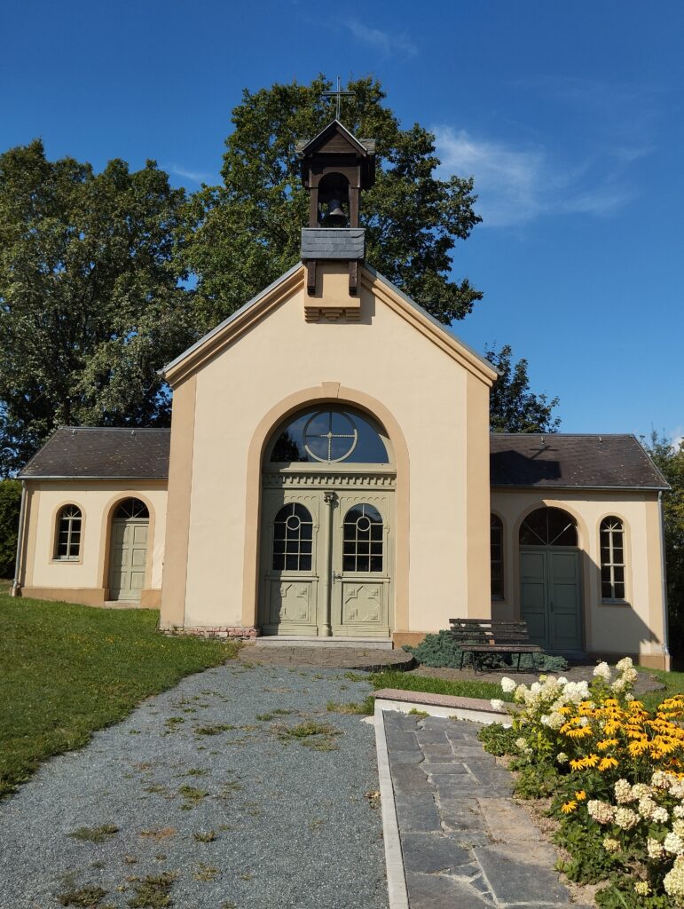 Nahansicht des Friedhofsgebäudes