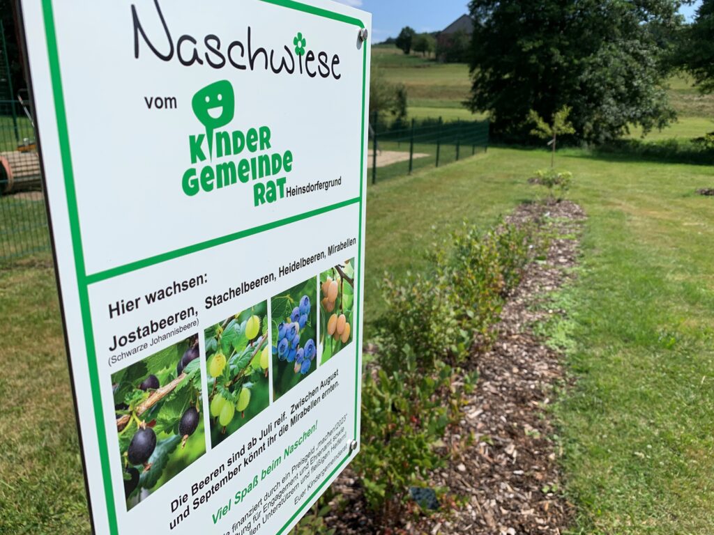Wiese mit einem Schild Naschwiese
