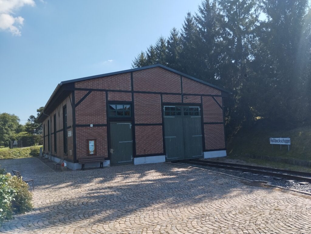 Gebäude aus Ziegeln für die Rollbockbahn