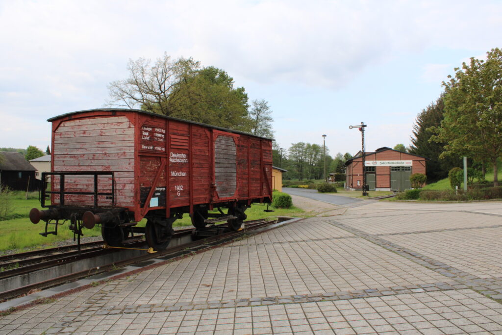 Roter Wagon steht auf Gleisen vor dem Rollbockschuppen