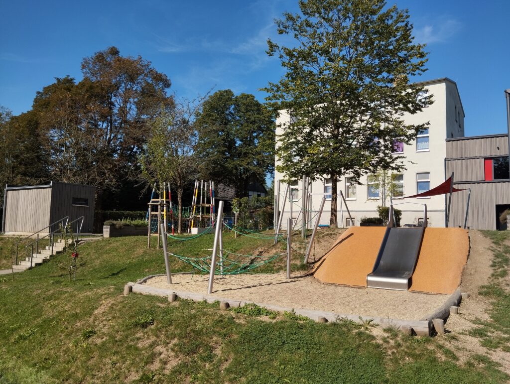 Spielplatz mit Rutsche und Sand