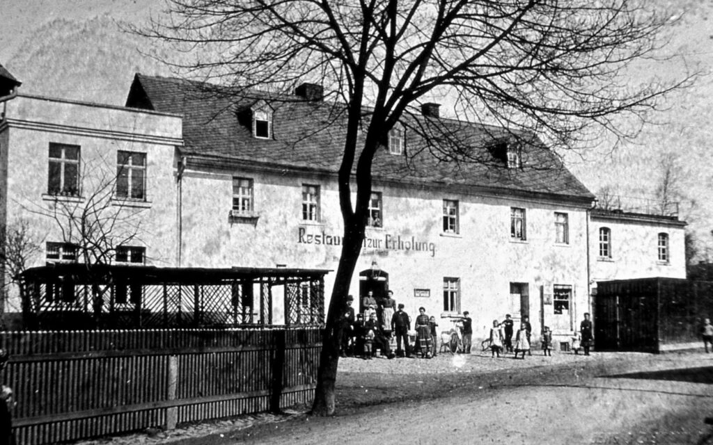 Gasthaus an einer Straße in schwarz-weiß
