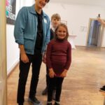 Im Foto stehen Checker Julian von der Fernsehsendung vom Kinderkanal sowie zwei Mitglieder des Kindergemeinderates der Gemeinde Heinsdorfergrund