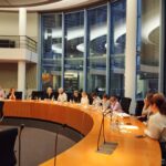 Im Sitzungssaal des Bundestages sitzen zur Kindergemeinderatssitzung der Kindergemeinderat der Gemeinde Heinsdorfergrund, Bürgermeisterin Frau Marion Dick, teilnehmende Erziehungsberechtigte sowie Frau Thiel und Herr Fischer vom Parlamentsbüro von Frau Yvonne Magwas