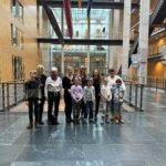 Zu sehen ist der Kindergemeinderat mit Bürgermeisterin Marion Dick und ihren Erziehungsberechtigten im Bundestagsgebäude in Berlin.