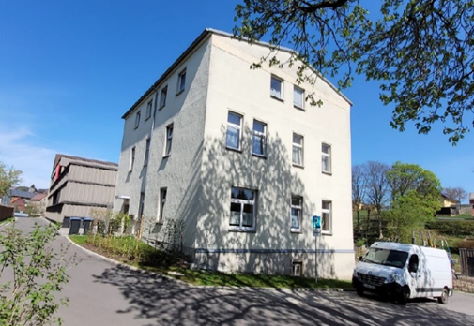 Auf dem Bild sieht man das Wohnobjekt in der Hauptstr. 55 im Ortsteil Hauptmannsgrün von Heinsdorfergrund (Seitenansicht).