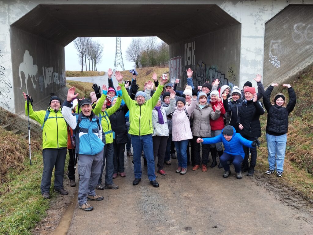 Ein Gruppenbild der Teilnehmer vor einer Brücke der Umgehungsstraße.