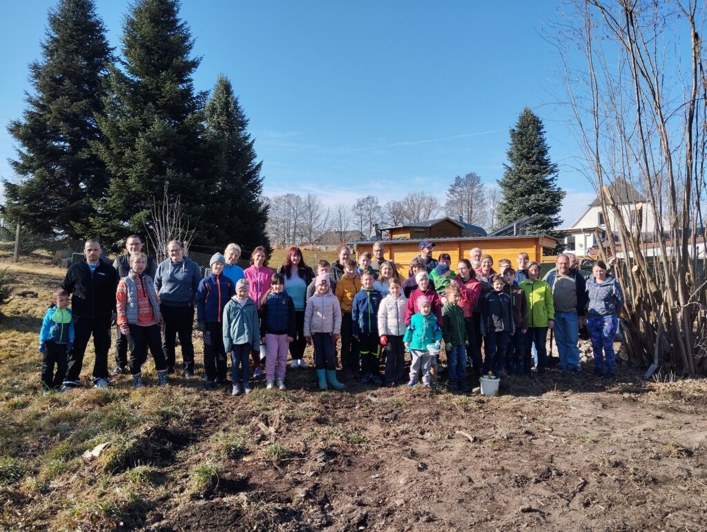 Auf dem Bild sind alle Helfer des Arbeitseinsatzes am 22.03.2025 im Dorfgarten zu sehen.