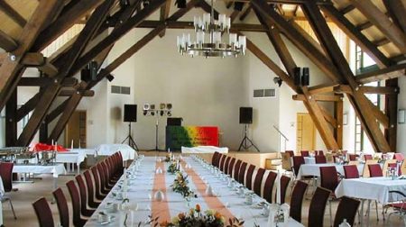 Innenansicht Gemeindehaus mit gedeckten Tischen für eine Hochzeit