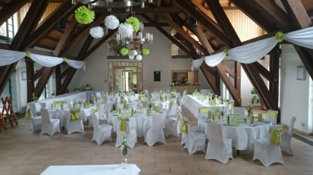 Viele kleine weiß gedeckte Tische im Gemeindehaus